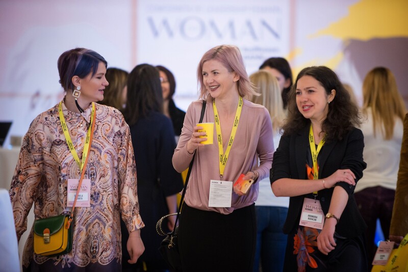Participante la networking în timpul evenimentului The Woman
