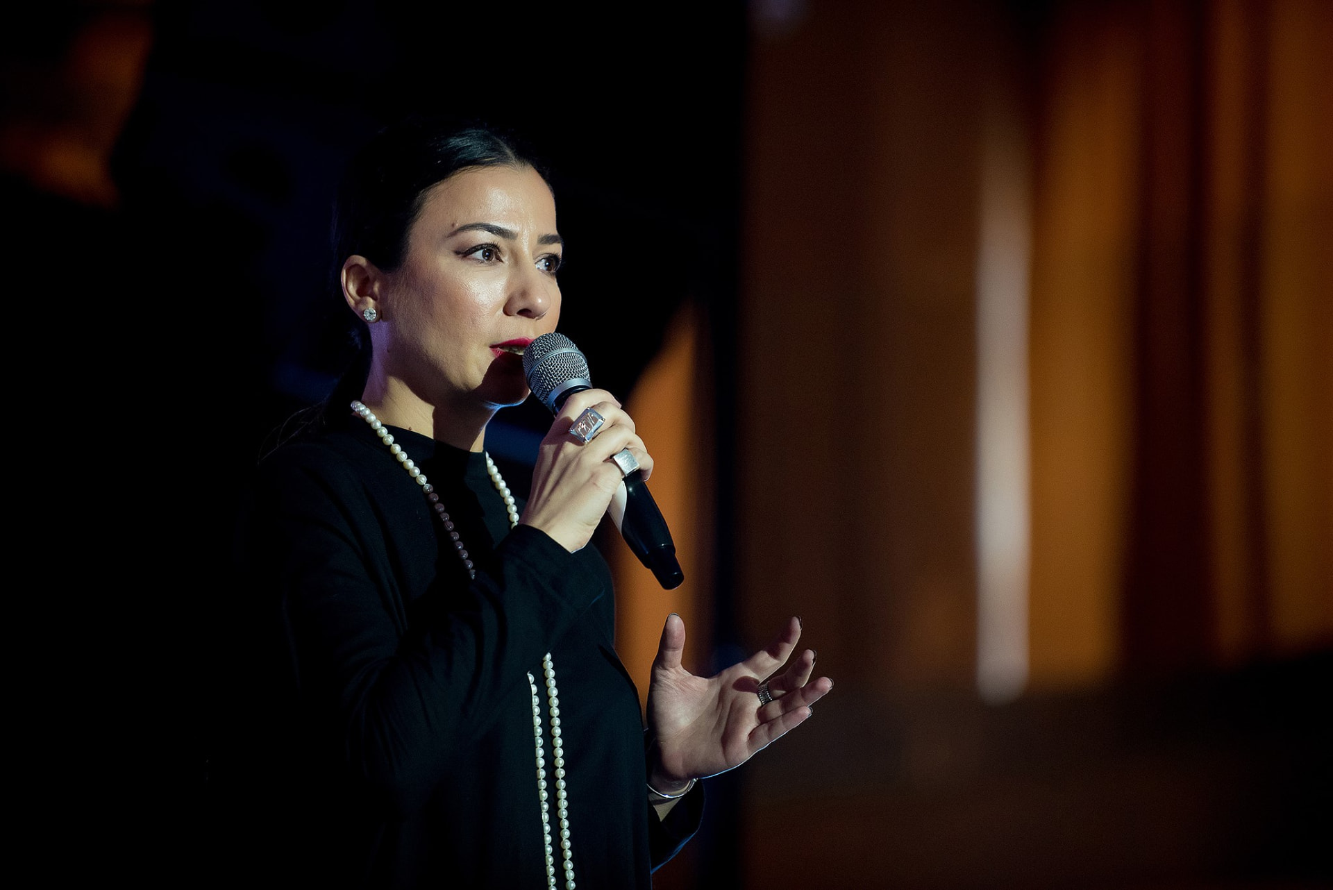 Speaker pe scena unui eveniment The Woman